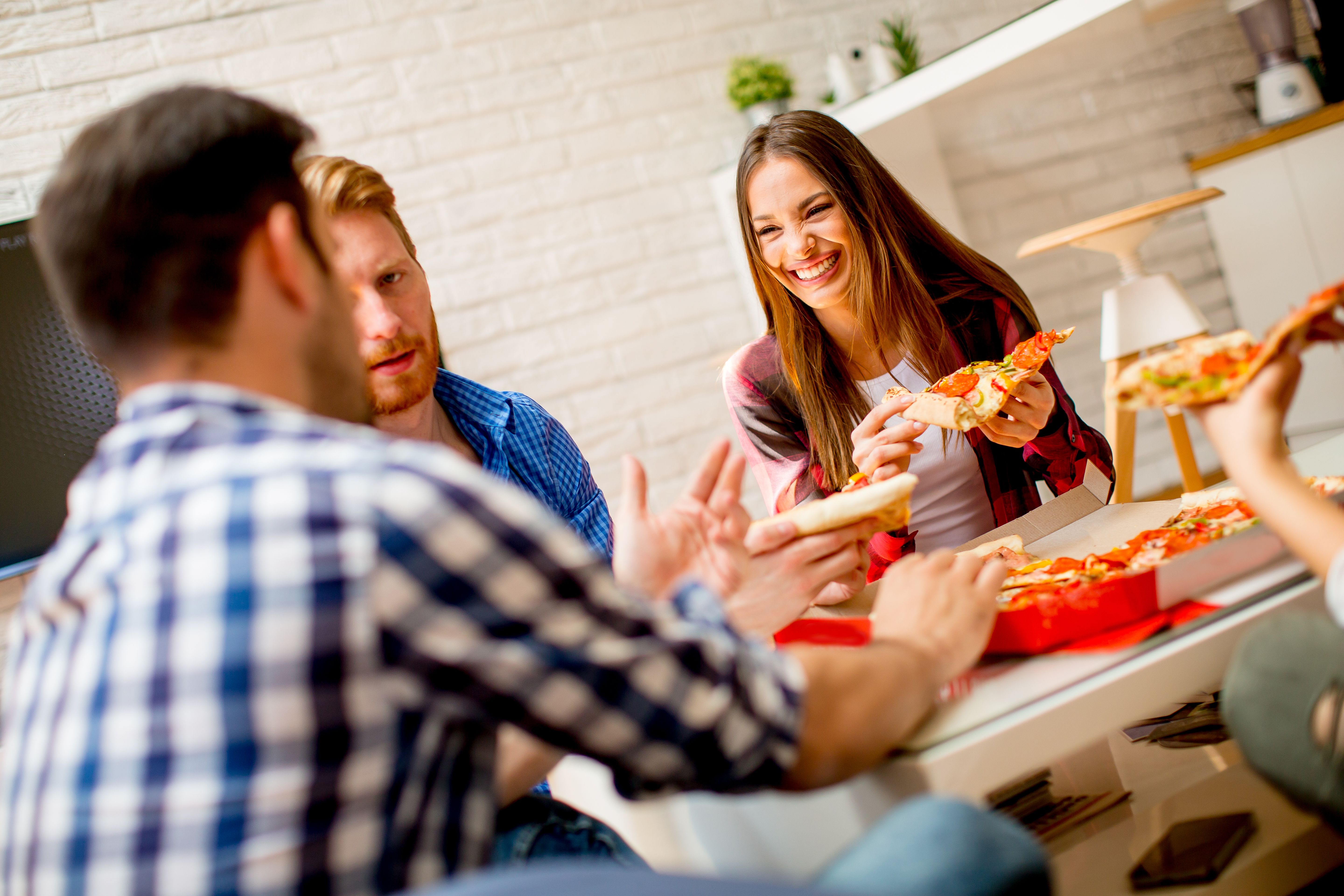 Students eating pizza 